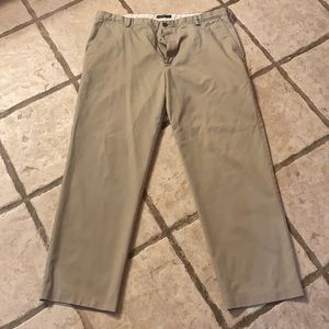MENS Dockers Khaki Classic Fit Size 40x32. Good to great condition.